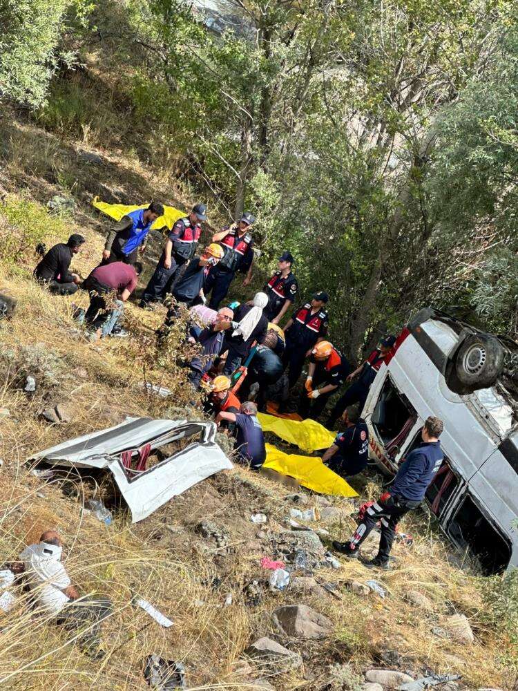 Yolcu minibüsü faciasında ölen 4 kişinin kimliği belli oldu 3